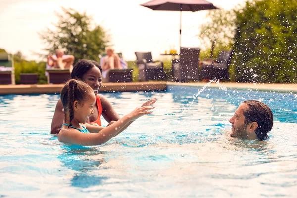 Usmívající Smíšené Závod Rodina Letní Dovolenou Baví Cákání Venkovní Bazén — Stock fotografie