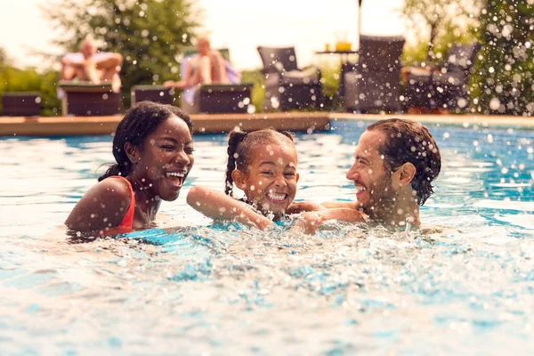 Glimlachend Gemengd Ras Familie Zomer Vakantie Plezier Spetteren Het Buitenzwembad — Stockfoto
