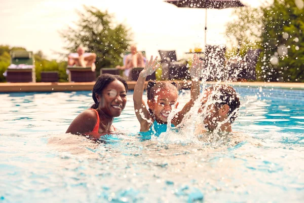 Smiling Mixed Race Family Summer Holiday Having Fun Splashing Outdoor — Stock Photo, Image