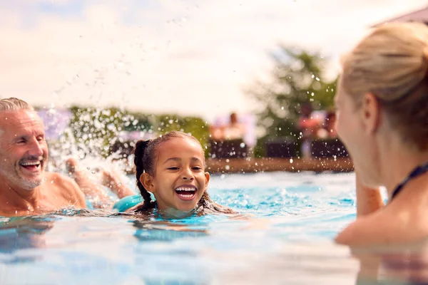 Avós Ensinando Neta Nadar Férias Verão Família Piscina — Fotografia de Stock