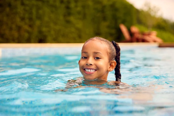 Portrét Usměvavé Dívky Letních Prázdninách Baví Cákání Venkovní Bazén — Stock fotografie