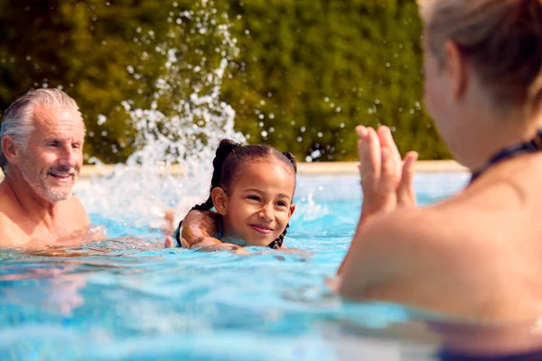 Abuelos Enseñando Nieta Nadar Vacaciones Verano Familia Piscina —  Fotos de Stock
