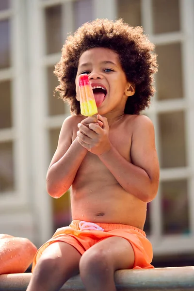 Familia Vacaciones Verano Con Niño Comiendo Helado Chapoteando Borde Piscina — Foto de Stock