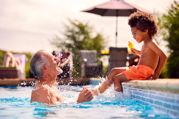 Großvater Und Enkel Essen Sommerurlaub Eiscreme Schwimmbadrand — Stockfoto