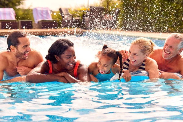 Família Sorridente Multi Geração Férias Verão Que Relaxam Piscina Airbed — Fotografia de Stock