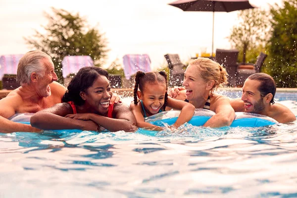 Glimlachende Multi Generatie Familie Zomervakantie Ontspannen Het Zwembad Luchtbed — Stockfoto