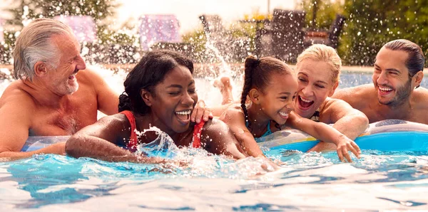 Lächelnde Mehrgenerationenfamilie Sommerurlaub Entspannen Schwimmbad Auf Luftmatratze — Stockfoto