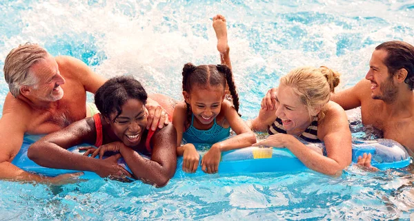 夏休みには笑顔の多世代家族が空中プールでリラックス — ストック写真