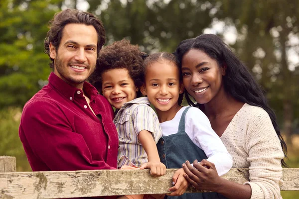 Ritratto Amare Famiglia Razza Mista Appoggiata Alla Recinzione Piedi Nella — Foto Stock