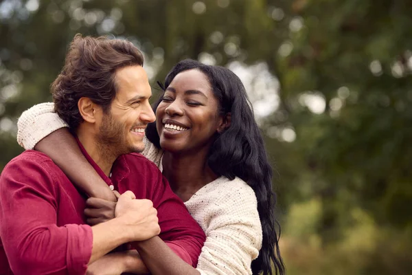 Liebendes Paar Mit Gemischter Rasse Lehnt Sich Auf Zaun Auf — Stockfoto