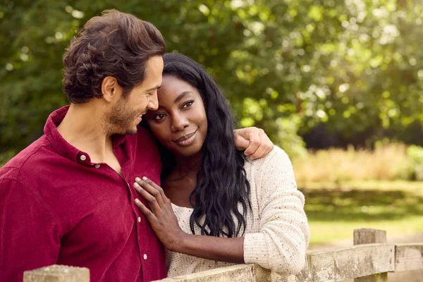Liebendes Paar Mit Gemischter Rasse Lehnt Sich Auf Zaun Auf — Stockfoto