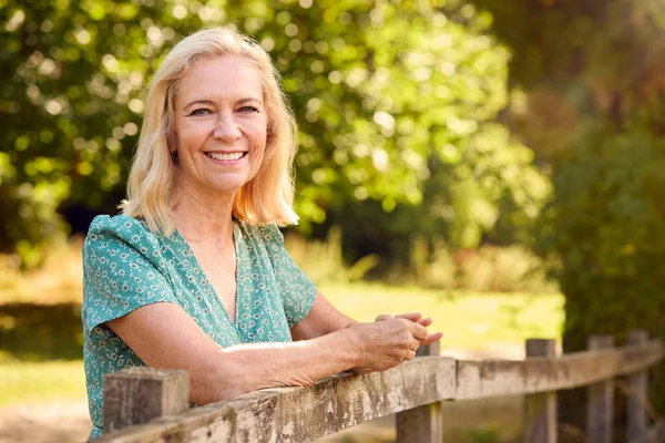 Portrait Casually Dressed Mature Senior Woman Leaning Fence Walk Countryside — Stock Photo, Image