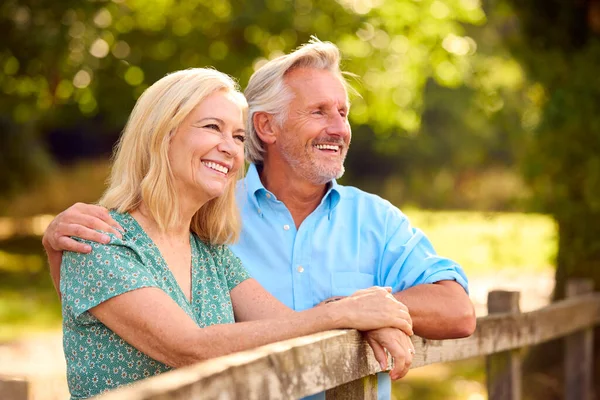 Glimlachen Casual Gekleed Volwassen Senior Paar Leunen Schutting Lopen Het — Stockfoto