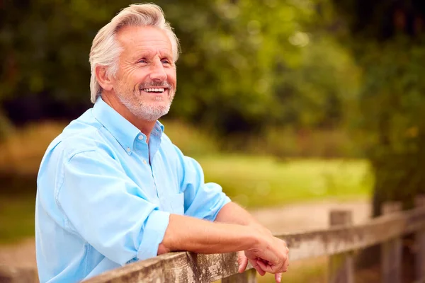 Portret Van Glimlachen Casual Gekleed Volwassen Senior Man Leunend Hekken — Stockfoto