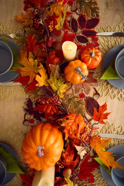 秋や秋のテーブルの装飾のオーバーヘッドショットカボチャと葉を自宅で — ストック写真