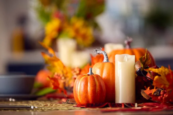 秋または秋のテーブルの装飾カボチャのキャンドルと葉 — ストック写真