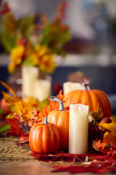 秋または秋のテーブルの装飾カボチャのキャンドルと葉 — ストック写真