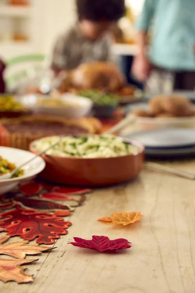 自宅で感謝祭の食事のためのテーブルセットの装飾 — ストック写真