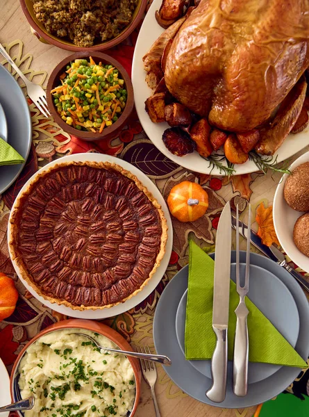 Overhead Shot Table Set Thanksgiving Meal Turkey Pumpkin Pie Topped — Stock Photo, Image