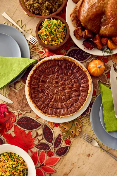トルコとカボチャのパイと感謝祭の食事のためのテーブルセットのオーバーヘッドショットペカンで上に — ストック写真