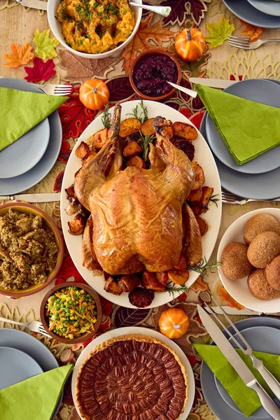 与土耳其一起享用感恩节大餐和在南瓜盘上加馅饼的餐桌套餐的间接费用 — 图库照片