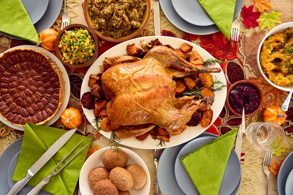 トルコとカボチャのパイと感謝祭の食事のためのテーブルセットのオーバーヘッドショットペカンで上に — ストック写真