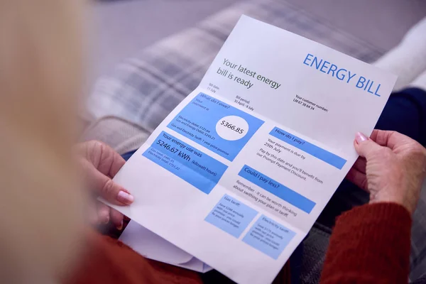 Närbild Äldre Kvinna Hemma Tittar Usa Energy Bill Levnadskostnaderna Energy — Stockfoto
