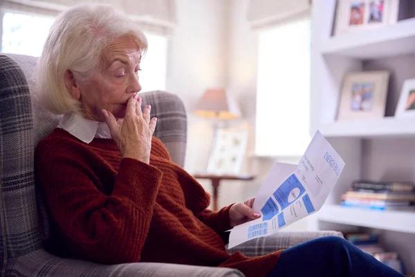 Zaniepokojona Seniorka Domu Patrząca Rachunek Energię Usa Czasie Kryzysu Energetycznego — Zdjęcie stockowe