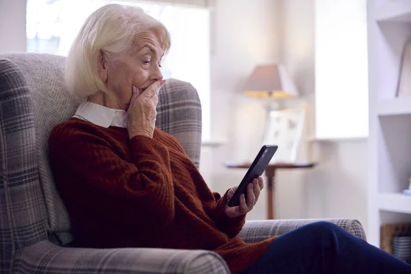 Bezorgd Senior Vrouw Met Mobiele Telefoon Houden Van Warm Door — Stockfoto