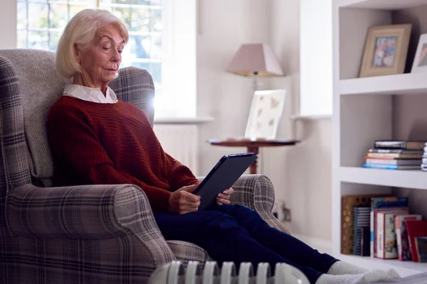 Senior Kvinna Med Digital Tablett Hålla Värmen Genom Bärbar Radiator — Stockfoto