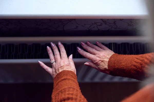 Närbild Äldre Kvinna Försöker Hålla Värmen Genom Radiator Hemma Kostnaden — Stockfoto