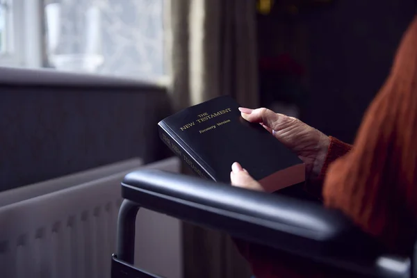 Idősebb Tolószékben Bibliával Melegen Tartva Radiátorral Otthon Megélhetési Válság Árán — Stock Fotó
