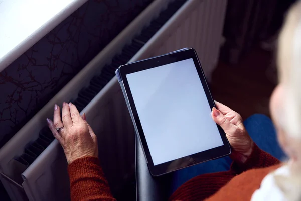Senior Vrouw Rolstoel Beoordelingen Online Account Digitale Tablet Kosten Van — Stockfoto