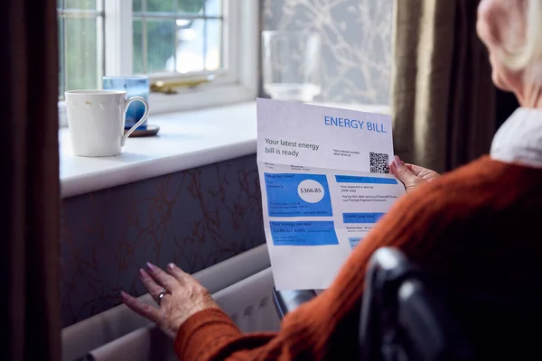 Senior Woman Wheelchair Usa Energy Bill Radiator Cost Living Energy — Stock Photo, Image