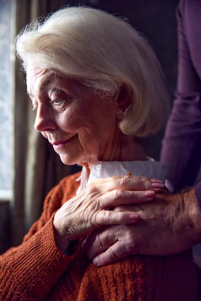 Close Senior Couple Home Man Putting Uklidňující Ruku Rameni Ženy — Stock fotografie