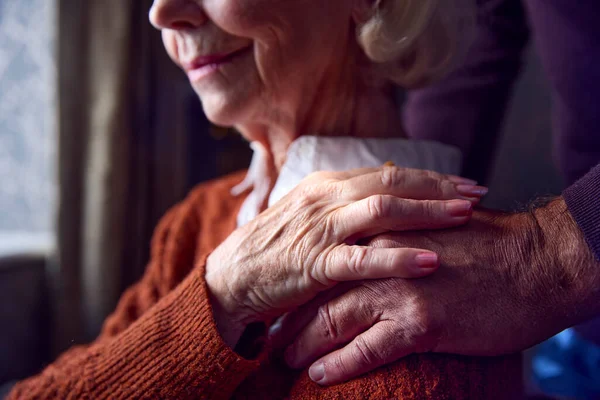 Närbild Äldre Par Hemma Med Mannen Sätta Lugnande Hand Kvinnans — Stockfoto