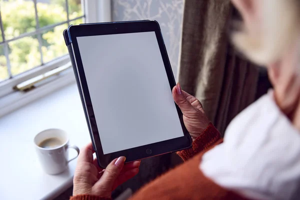 Donna Anziana Con Tavoletta Digitale Guardando Bolletta Energetica Online Nel — Foto Stock