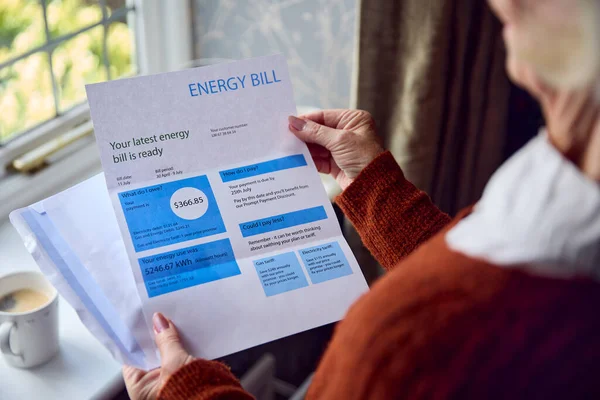 Close Senior Woman Åpner Energy Bill Concerted Cost Living Energy – stockfoto