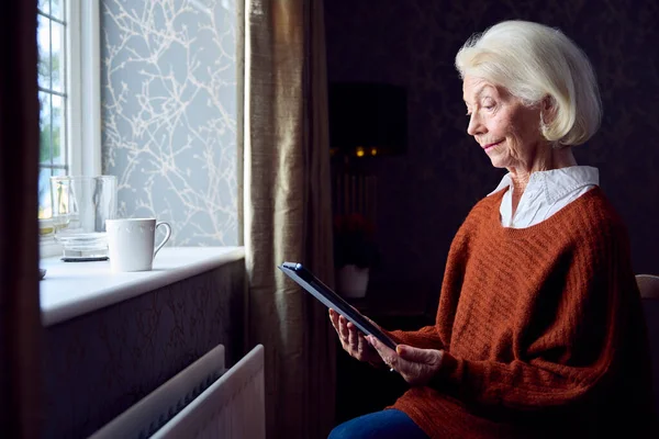 Senior Vrouw Met Digitale Tablet Zoek Naar Online Energierekening Kosten — Stockfoto