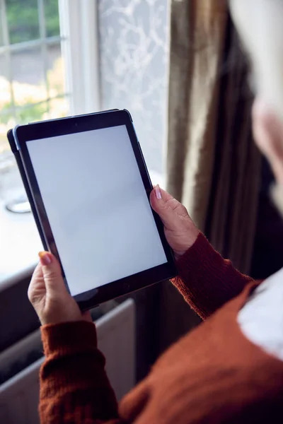 Idős Digitális Tablet Nézi Online Energy Bill Költségén Megélhetési Válság — Stock Fotó