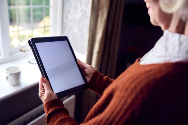 Senior Woman Digital Tablet Patrząc Rachunek Energii Internecie Kosztach Utrzymania — Zdjęcie stockowe