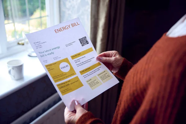 Senior Kvinna Med Euro Energy Bill Försöker Hålla Värmen Genom — Stockfoto