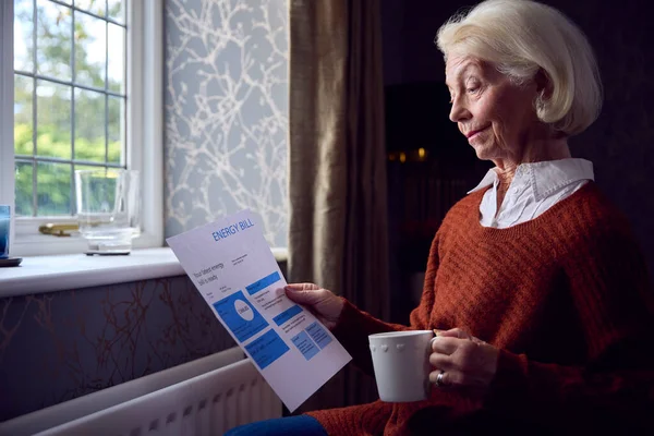 Senior Vrouw Met Usa Energy Bill Proberen Warm Houden Door — Stockfoto