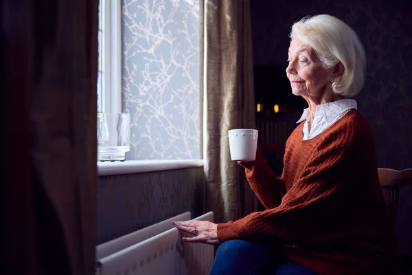 Ηλικιωμένη Γυναίκα Ζεστό Ρόφημα Προσπαθεί Κρατήσει Ζεστό Από Καλοριφέρ Στο — Φωτογραφία Αρχείου