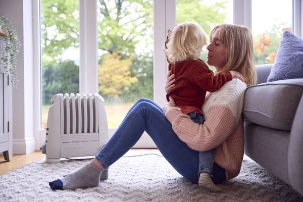 Mor Med Son Försöker Hålla Värmen Genom Radiator Hemma Levnadskostnaderna — Stockfoto