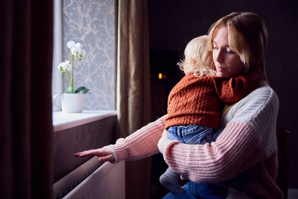 Moeder Met Zoon Proberen Warm Houden Door Radiator Thuis Tijdens — Stockfoto