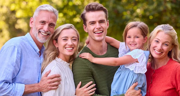 Ritratto Famiglia Multi Generazione Che Gode Una Passeggiata Campagna Insieme — Foto Stock