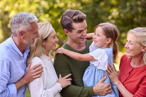 Multi Generation Family Genying Walk Countryside Samen — Stockfoto