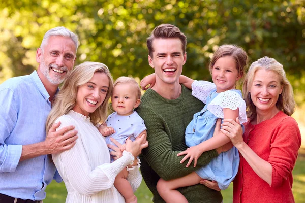 Portret Van Multi Generation Family Genying Walk Countryside Samen — Stockfoto