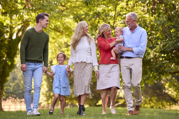 田舎で一緒に散歩を楽しむ多世代家族 — ストック写真